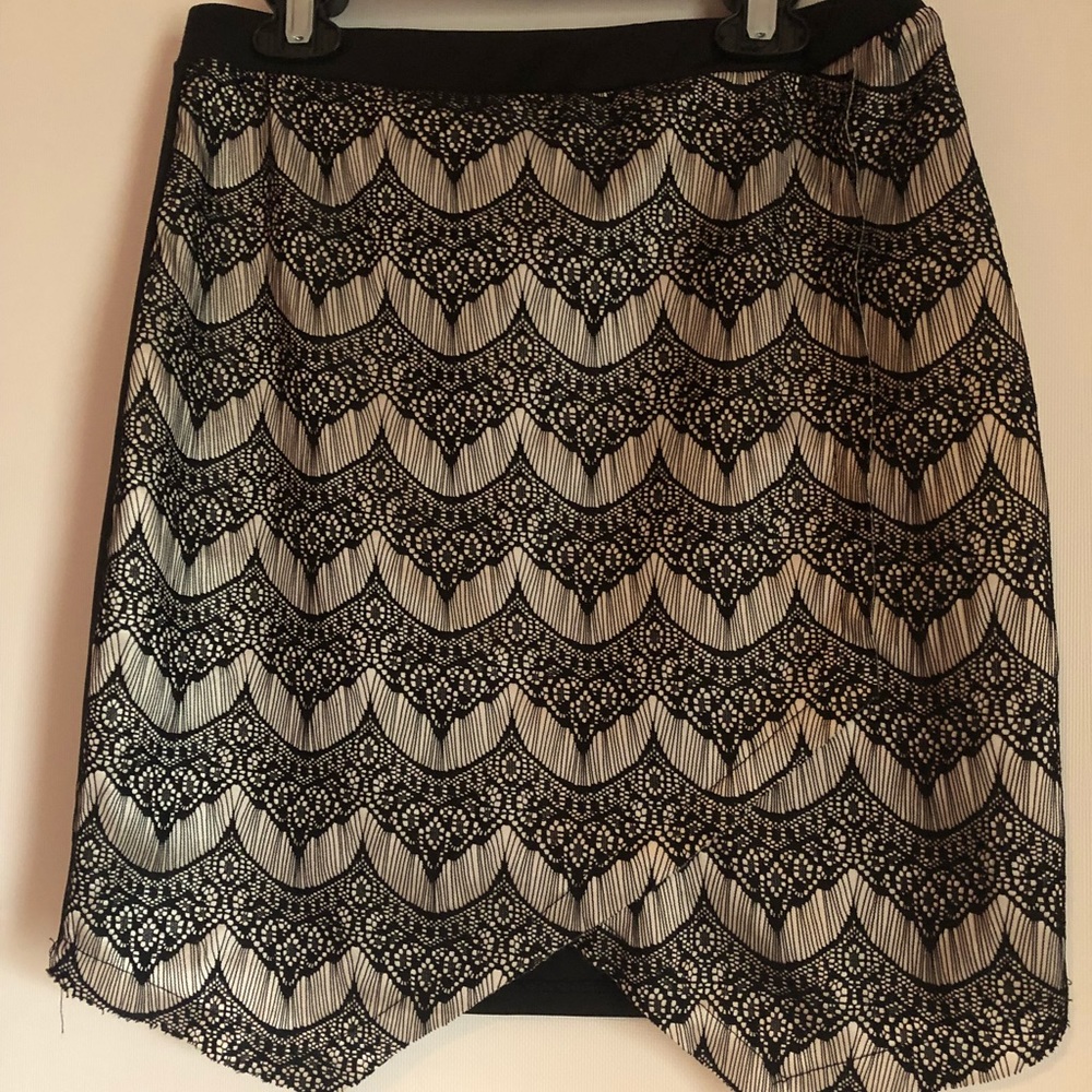 Texturized mini skirt